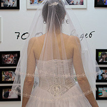 Свадебная фата для невесты (белый/с бледно-розовой вышивкой)