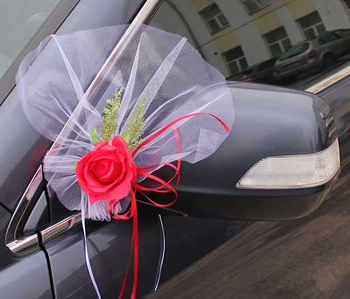 Как крепить свадебные украшения на машину