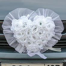Свадебные украшения на радиатор "Сердце из роз" белый