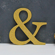 Деревянный знак для фотосессии "&" (золотой с блестками) (15*15 см)