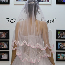 Свадебная фата для невесты (белая с бело-розовой вышивкой)