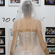 Свадебная фата для невесты (белая с нежно-персиковой вышивкой)