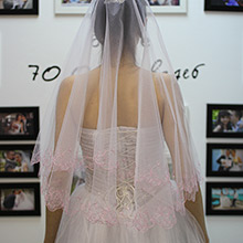 Свадебная фата для невесты  (белая с розовой вышивкой)