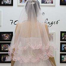 Свадебная фата для невесты (белая с розовой вышивкой)