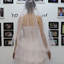 Свадебная фата для невесты (белая с бледно-розовой вышивкой)