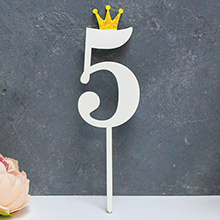 Цифра деревянная на палочке "5" (с золотой  короной)