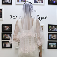 Свадебная фата для невесты (белая с нежно-розовой вышивкой)