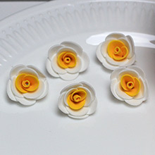 Цветок латексный (белый/мандариновый) 3*2 см