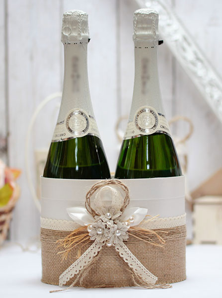 Оформление бутылок с инициалами молодоженов и датой свадьбы.