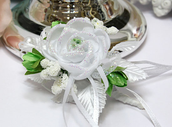 Свадебная бутоньерка из искусственных цветов бело-зеленый, с блестками